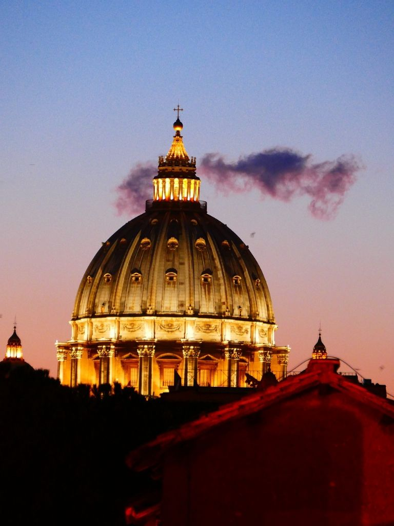 Hombre con alteración “psicofísica” irrumpe abordo de un auto en el Vaticano (nota de Iván Palacios Ocaña en Quinto Poder)