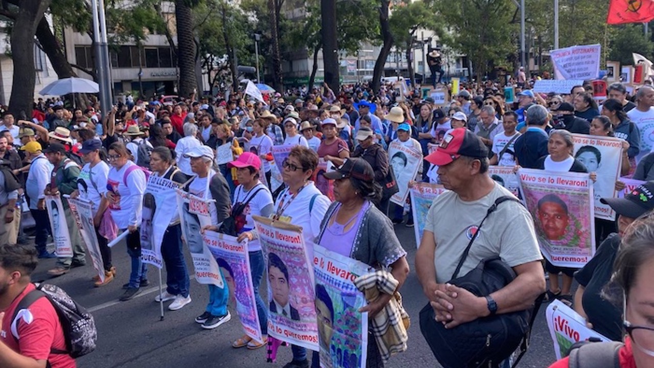 Padres de Ayotzinapa protestan en la CdMx: exigen que no se encubra al ...
