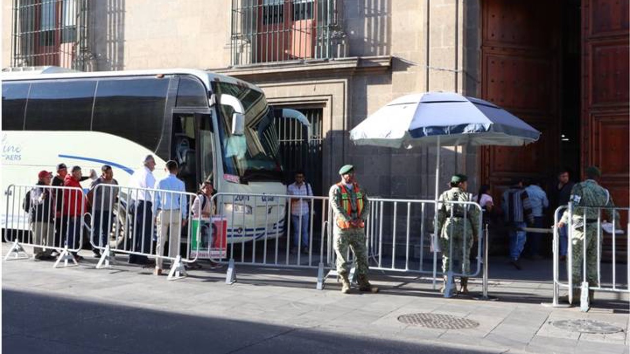 Padres de los 43 de Ayotzinapa llegan a Palacio Nacional para recibir ...