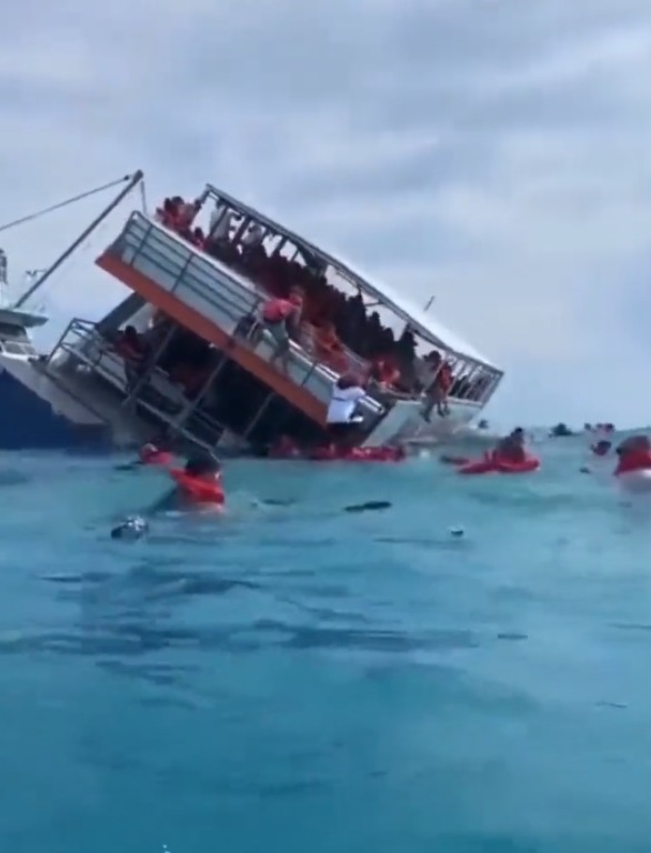 [VIDEO] Ferry vuelca en Blue Lagoon, Bahamas, y deja a una persona