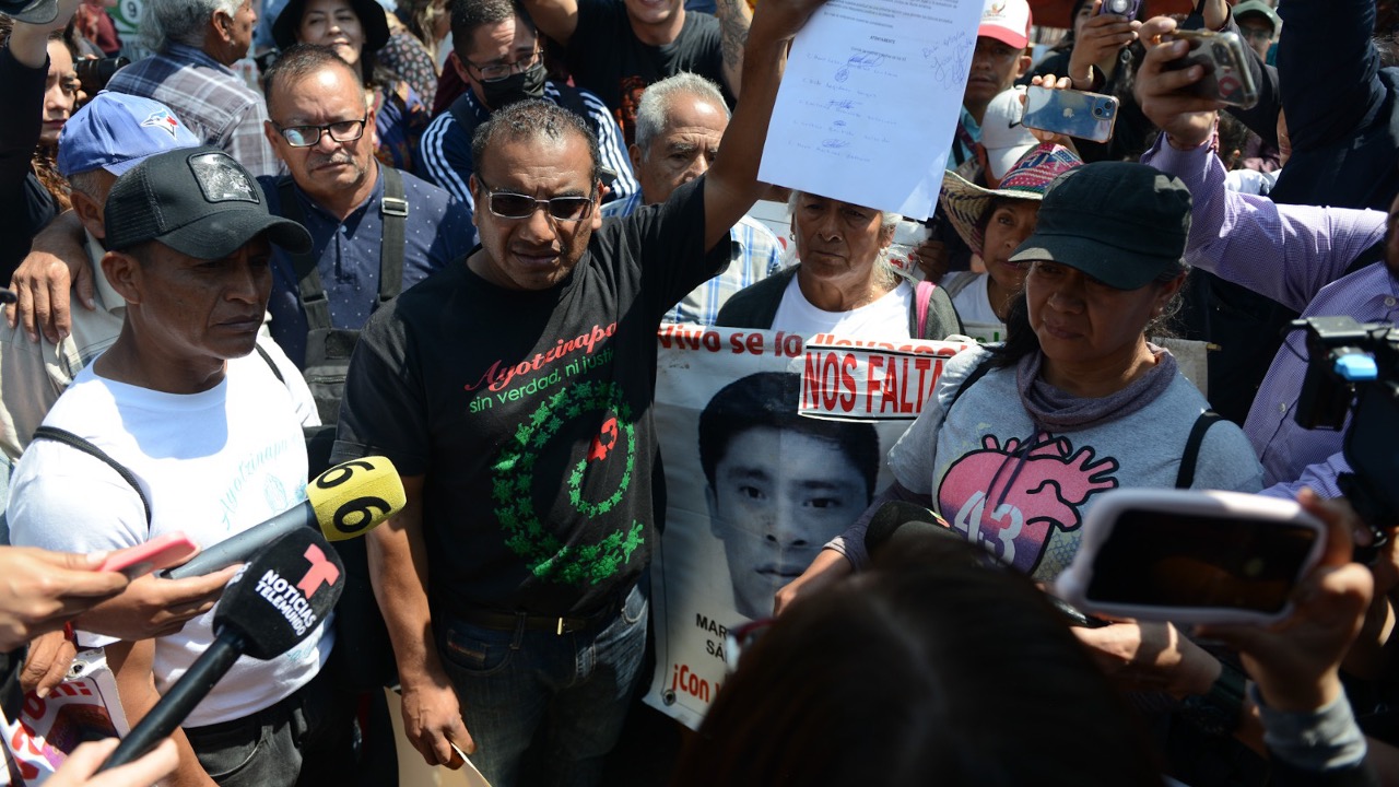 [#Fotos] Padres de los 43 regresarán a Guerrero a esperar reunión con ...
