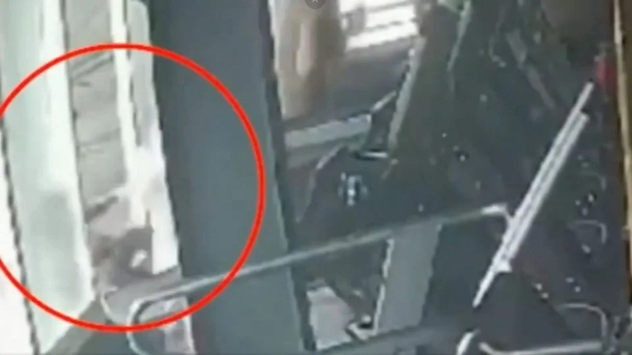 Mujer pierde el control de una caminadora y muere al caer de una ...