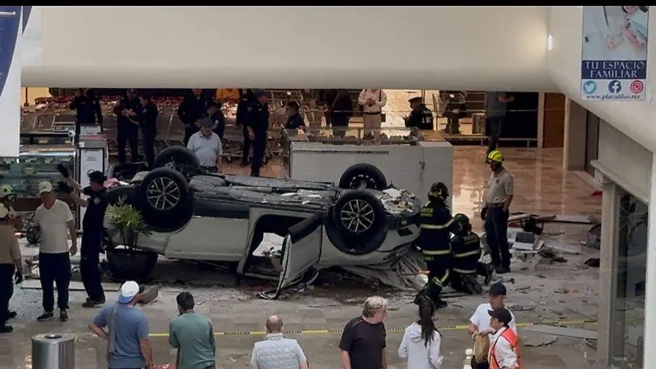 [#VIDEO] Cae automóvil desde tercer piso del estacionamiento de centro ...