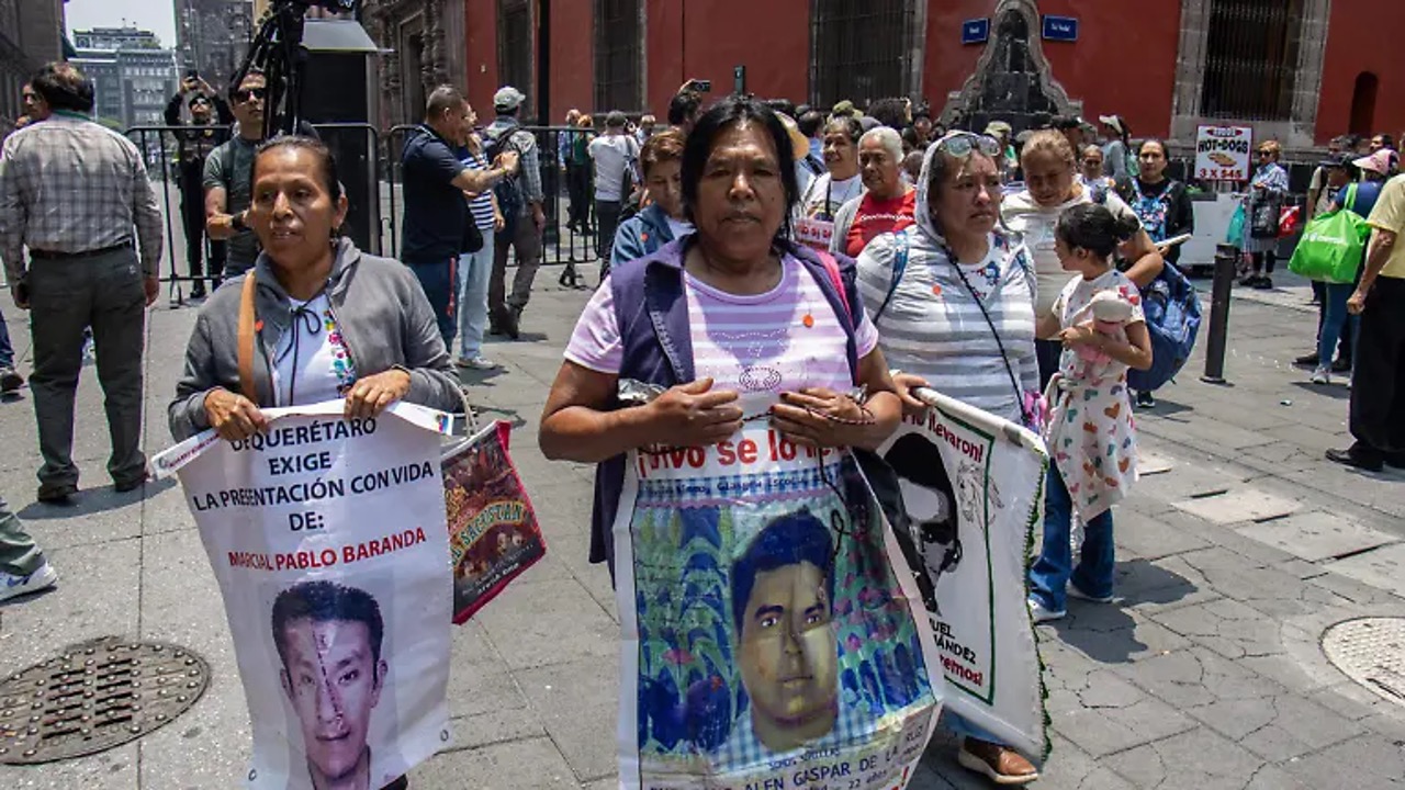 Padres de los 43 normalistas desaparecidos piden a Sheinbaum la ...