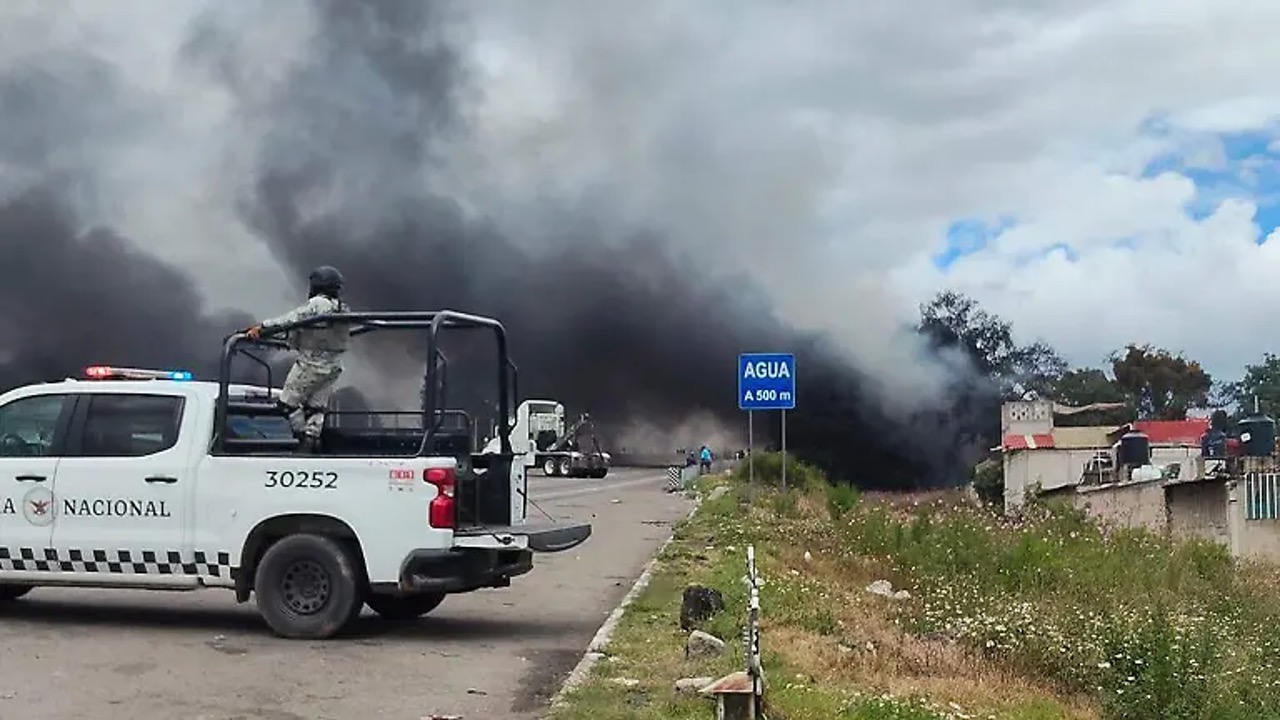 Vuelca y explota sobre la autopista México-Puebla pipa cargada de ...